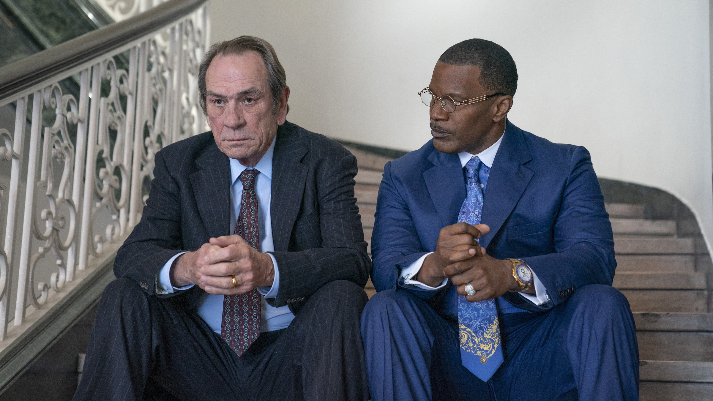 Tommy Lee Jones in rolul lui Jeremiah O'Keefe si Jamie Foxx in rolul lui Willie Gary in <i>The Burial.</i> (Prin amabilitatea Amazon Prime Video)” data-h2=”The Burial (In cinematografe selectate 6 octombrie, difuzat pe Prime Video pe 13 octombrie)” data-translated=”Tommy Lee Jones ca Jeremiah OKeefe si Jamie Foxx ca Willie Gary in The Burial Photo Skip Bolen AMAZON CONTENT SERVICES LLC 3000″ referrerpolicy=”no-referrer”></div>
</p></div>
<p>In aceasta drama juridica bazata pe o poveste adevarata, avocatul Willie Gary (Jamie Foxx) il ajuta pe proprietarul unui lant de pompe funebre in faliment, Jeremiah O’Keefe (Tommy Lee Jones), si colegii sai reclamanti sa castige despagubiri de peste 500 de milioane de dolari impotriva unui concurent executiv. Ray Loewen (Bill Camp). Prieteniile se construiesc pe parcurs.</p>
<h2><em>Foe</em> (6 octombrie)</h2>
<p>Saoirse Ronan si Paul Mescal joaca in drama psihologica a lui Garth Davis, bazata pe un roman al lui Iain Reid, despre un cuplu care locuieste intr-o ferma retrasa, care este aruncat deznadajduit de un strain care soseste din senin.</p>
<h2><em>Reptile</em> (streaming pe Netflix pe 6 octombrie)</h2>
<p>Thrillerul Netflix va avea premiera la Festivalul International de Film de la Toronto, in septembrie, inainte de a ajunge pe streamer. Regizorul Grant Singer, care a regizat videoclipuri muzicale pentru vedete pop precum The Weeknd si Lorde, isi face debutul regizoral cu acest film despre un detectiv din New England (Benicio Del Toro) care incearca sa rezolve uciderea unui agent imobiliar. Justin Timberlake si Alicia Silverstone mai joaca.</p>
<h2><em>Anatomia unei caderi</em> (13 octombrie)</h2>
<p>Acest thriller francez regizat de Justine Triet este despre o femeie (Sandra Huller) care incearca sa-si demonstreze nevinovatia dupa ce a fost suspectata de uciderea sotului ei, fiul ei orb fiind singurul martor al mortii sale. <em>Lansarea lui Anatomy of a Fall</em> a fost foarte asteptata dupa ce filmul Neon a castigat premiul Palme d’Or la Festivalul de Film de la Cannes 2023.</p>
<h2><em>Exorcistul: credincios</em> (13 octombrie)</h2>
<p>Cu Leslie Odom, Jr., Jennifer Nettles si Ellen Burstyn, <em>The Exorcist: Believer</em> este o continuare a filmului horror original, care a fost lansat acum 50 de ani si al carui regizor, William Friedkin, a murit la inceputul lunii august. Al saselea film din franciza, al regizorului de franciza <em>de Halloween</em> David Gordon Green, revede filmul din 1973 despre o tanara posedata de un demon care are nevoie de ajutorul preotilor pentru a o salva. De data aceasta, totusi, un nou set de parinti si copii posedati sunt disperati sa obtina ajutor de la parintii din filmul original care au trecut prin aceeasi experienta.</p>
<h2><em>Killers of the Flower Moon</em> (20 octombrie)</h2>
<p><em>Killers of the Flower Moon</em> , regizat de Martin Scorsese, a avut premiera la Festivalul de Film de la Cannes in mai, cu ovatie de noua minute. Filmul, bazat pe cartea de non-fictiune cu acelasi nume a lui David Grann, urmareste o serie de crime care au avut loc in Natiunea Osage in anii 1920, dupa ce petrolul a fost descoperit pe pamant. Ernest Burkhart din Leonardo DiCaprio se indragosteste de o femeie nativa americana, Mollie Burkhart (Lily Gladstone), Robert De Niro il interpreteaza pe unchiul lui Ernest, William Hale, iar Jesse Plemons preia rolul lui Tom White, un agent FBI care investigheaza crimele.</p>
<h2><em>Five Nights at Freddy’s</em> (27 octombrie)</h2>
<p>Mult-asteptata adaptare cinematografica a jocului de calculator cu acelasi nume, <em>Five Nights at Freddy’s,</em> isi face in sfarsit drum spre cinematografe si Peacock, cu Jocurile <em>Foamei</em> „Josh Hutcherson”. El joaca rolul unui tanar, care are grija de sora lui si bantuit de disparitia nerezolvata a fratelui sau mai mic cu cativa ani in urma, care isi ia un loc de munca ca agent de securitate intr-o sala de jocuri abandonata numita Freddy Fazbear’s Pizza. I s-a spus ca tot ce trebuie sa faca este sa supravegheze monitoare, dar invata curand ca robotii animatronici ai arcadei sunt mai mult decat se vede.</p>
<h2><em>The Holdovers</em> (27 octombrie)</h2>
<p>Cu nuante de <em>Good Will Hunting , </em><em>The Holdovers</em> al lui Alexander Payne urmareste un profesor de internat suparat si neplacut (Paul Giamatti) care se blocheaza insotit de cativa copii care stau la scoala in vacantele din 1970. El formeaza la inceput o ura pentru, apoi o legatura cu Angus (Dominic Sessa), un adolescent care face necazuri, care este intotdeauna <em>atat de</em> aproape de a fi expulzat, si bucatarul-sef indurerat, Mary (Da’Vine Joy Randolph), in timp ce cei trei isi tin companie unul altuia in timpul unei zapada. doua saptamani.</p>
<h2><em>Unghiile</em> (In cinematografe 27 octombrie, difuzare pe Apple TV+ 3 noiembrie)</h2>
<div>
<div><img src=
