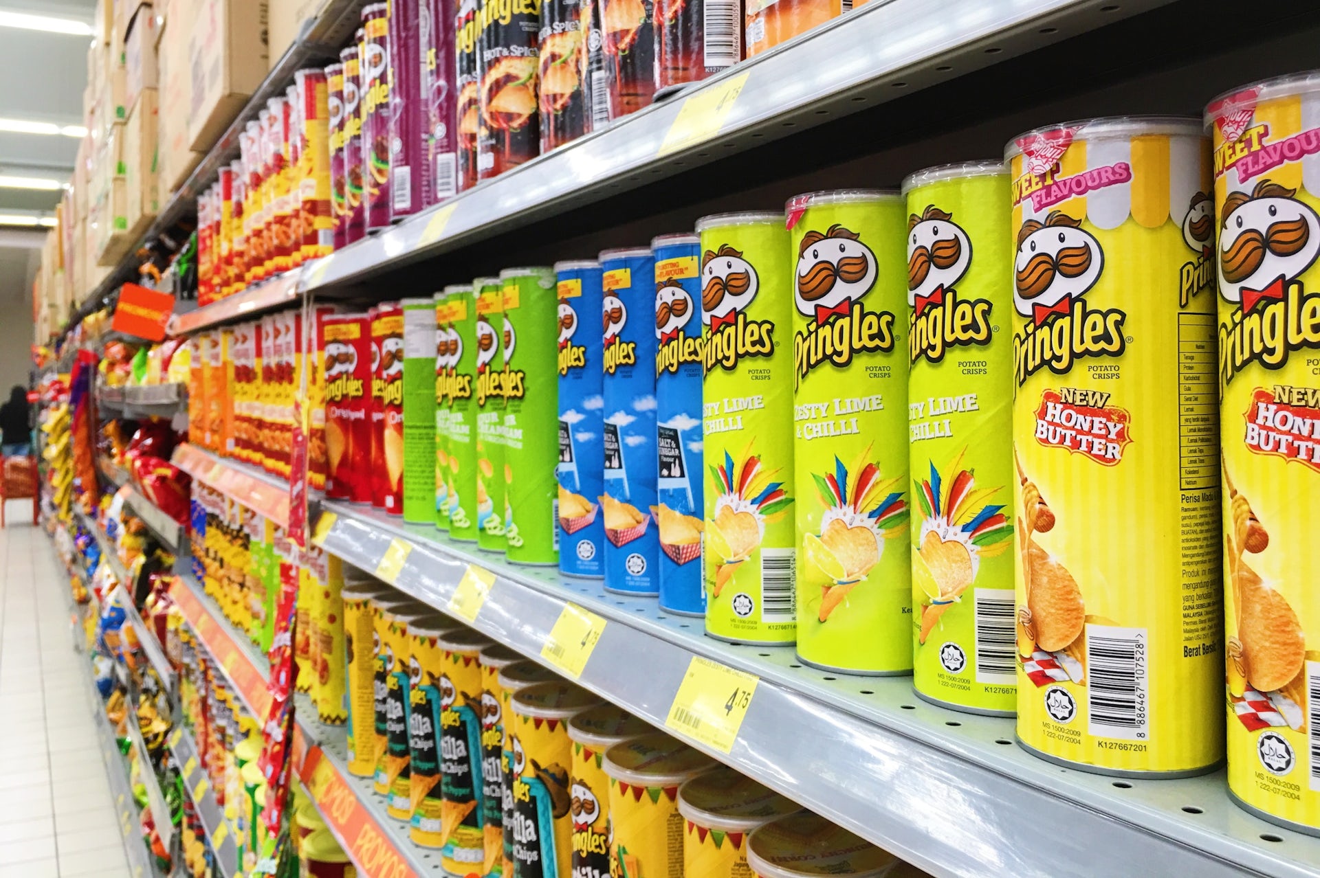 Un rand de conserve Pringles pe raftul unui magazin alimentar